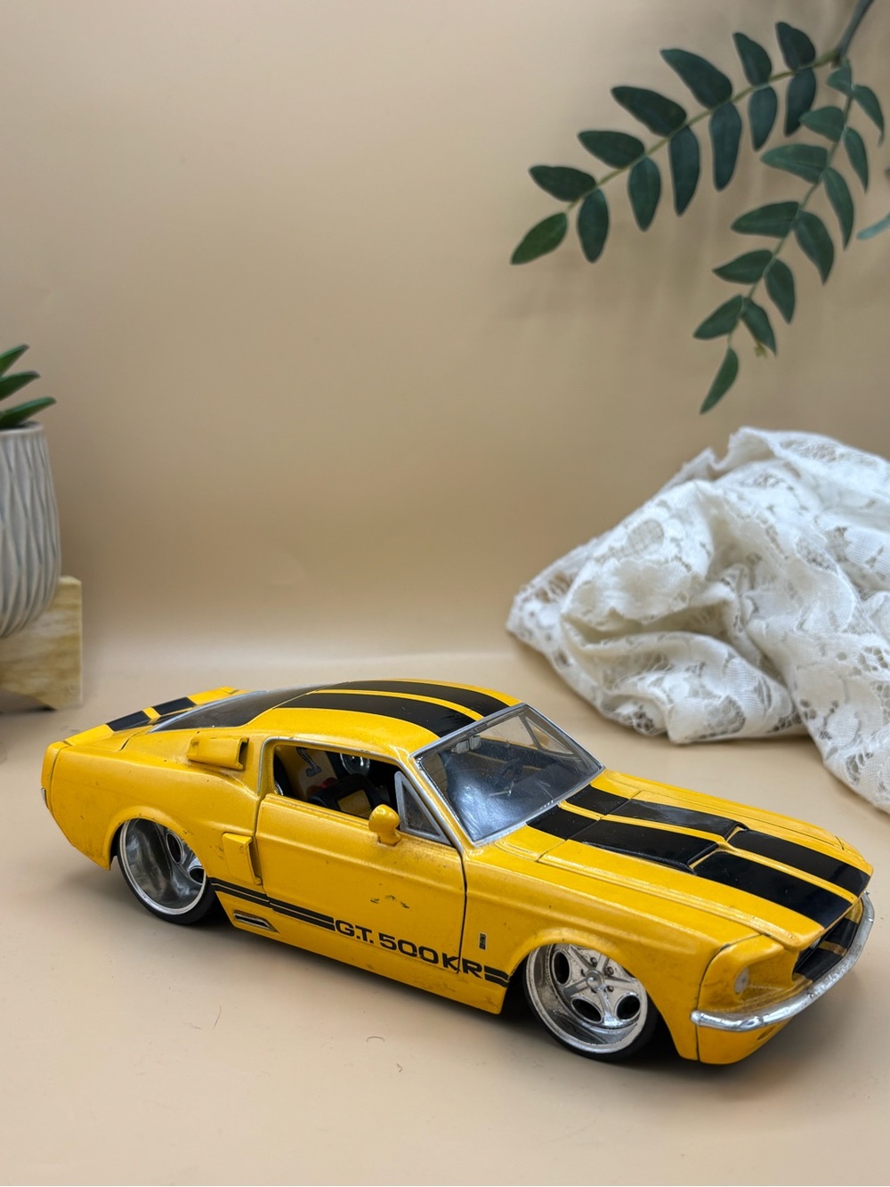 Jada Toys 1967 Shelby GT500KR 1:24 Diecast Car Yellow Ford Mustang